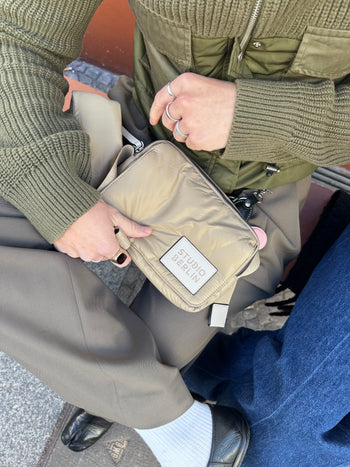 StudioBerlin- Handtaschen>Unisex>Nylontaschen>Crossbody Taschen- DAHLEM MINI SHINY-black / OS-caramel / OS-cobalt blue / OS-peach / OS 