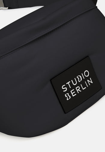 StudioBerlin- Handtaschen>Unisex>Nylontaschen>Crossbody Taschen- SPANDAU MINI SHINY-black / OS-caramel / OS-cobalt blue / OS-peach / OS 